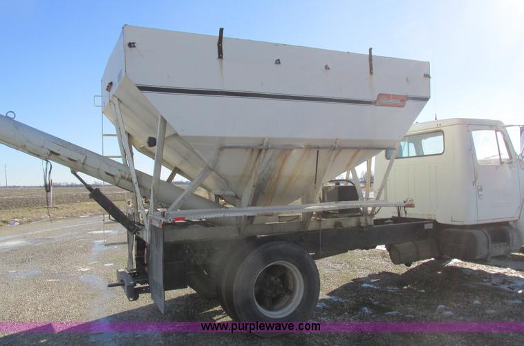 image for item L7008 1989 International 1955 fertilizer tender truck
