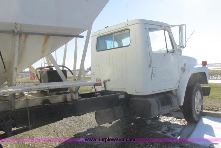 image for item L7008 1989 International 1955 fertilizer tender truck