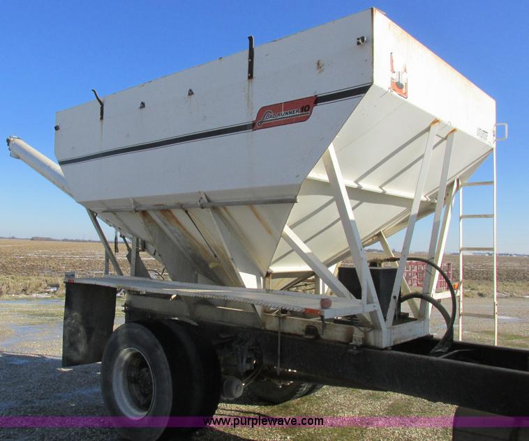 image for item L7008 1989 International 1955 fertilizer tender truck