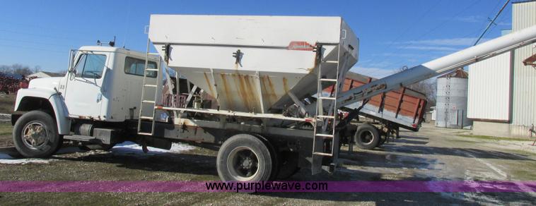 image for item L7008 1989 International 1955 fertilizer tender truck