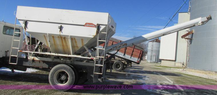 image for item L7008 1989 International 1955 fertilizer tender truck