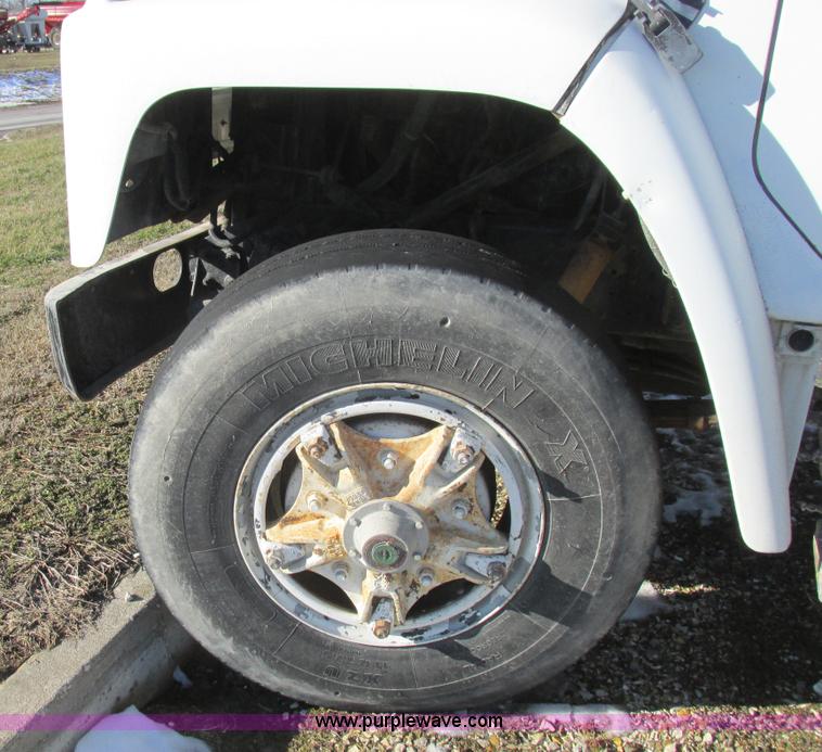 image for item L7008 1989 International 1955 fertilizer tender truck