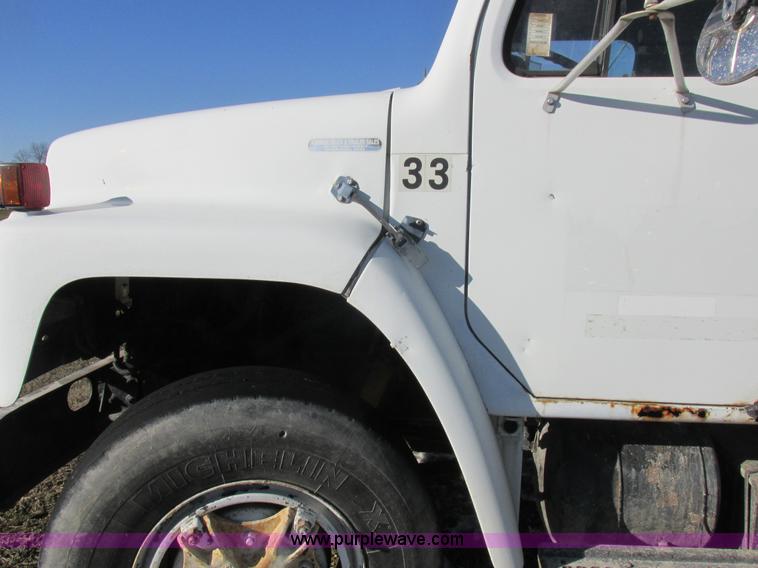 image for item L7008 1989 International 1955 fertilizer tender truck