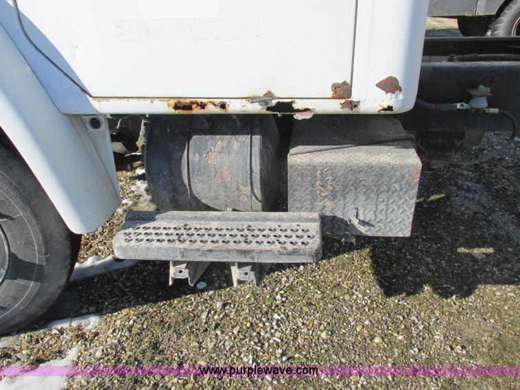 image for item L7008 1989 International 1955 fertilizer tender truck