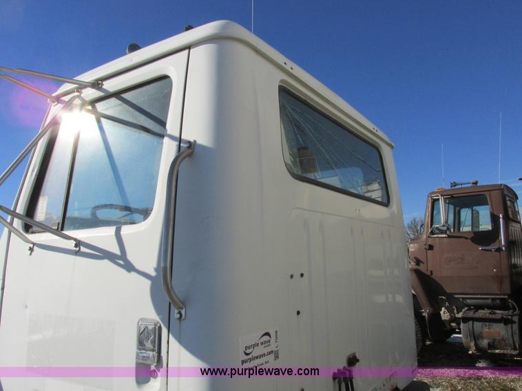 image for item L7008 1989 International 1955 fertilizer tender truck