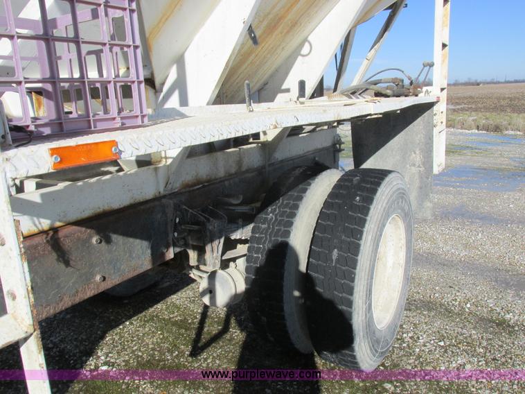 image for item L7008 1989 International 1955 fertilizer tender truck