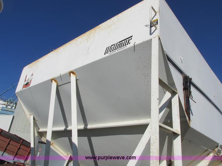 image for item L7008 1989 International 1955 fertilizer tender truck