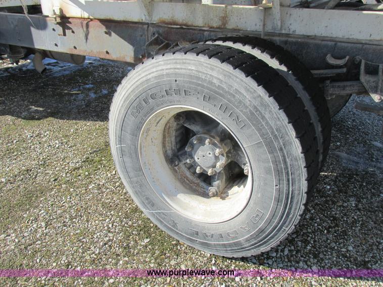 image for item L7008 1989 International 1955 fertilizer tender truck