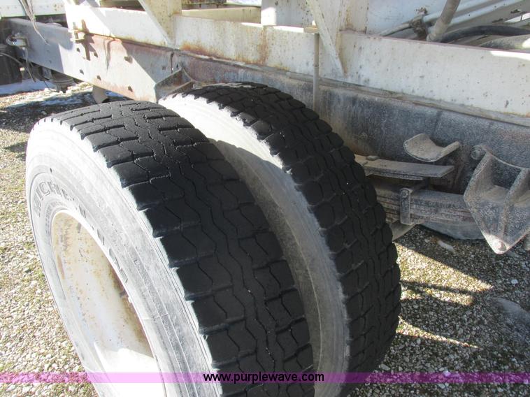 image for item L7008 1989 International 1955 fertilizer tender truck