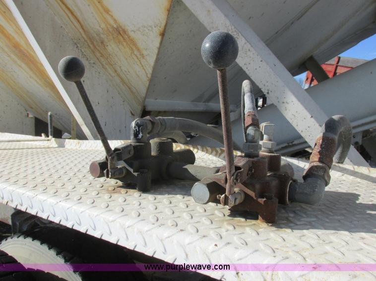 image for item L7008 1989 International 1955 fertilizer tender truck