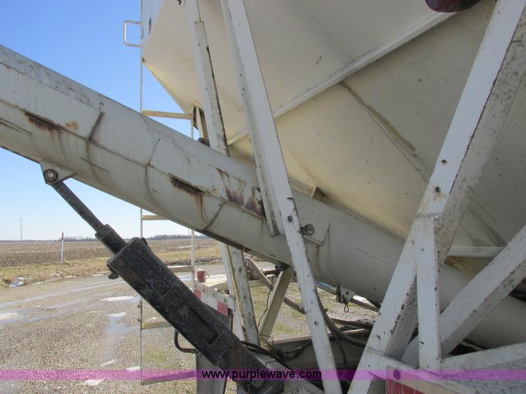 image for item L7008 1989 International 1955 fertilizer tender truck