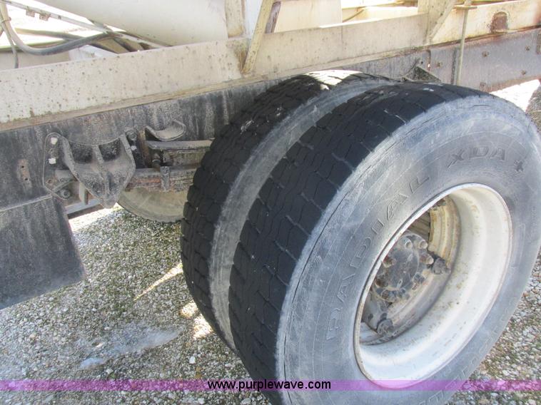 image for item L7008 1989 International 1955 fertilizer tender truck