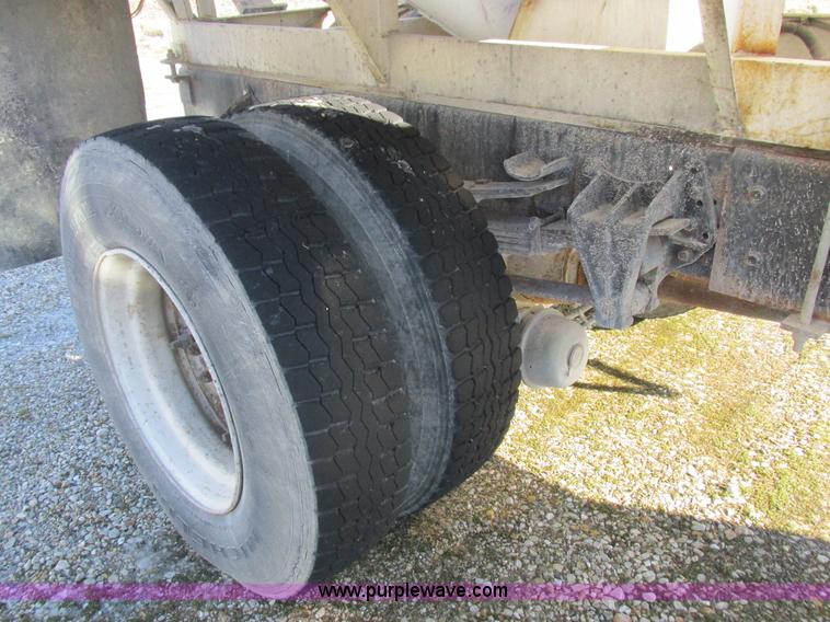 image for item L7008 1989 International 1955 fertilizer tender truck