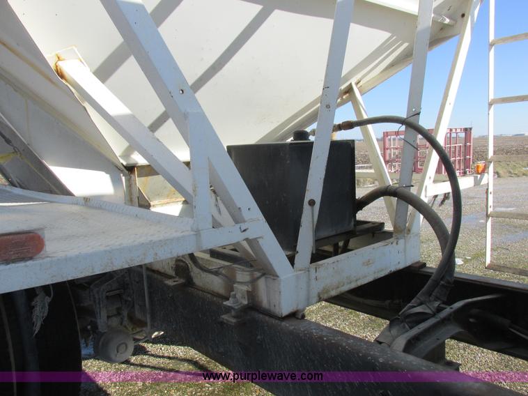 image for item L7008 1989 International 1955 fertilizer tender truck