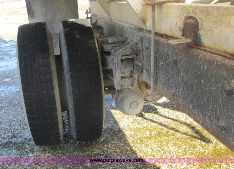 image for item L7008 1989 International 1955 fertilizer tender truck