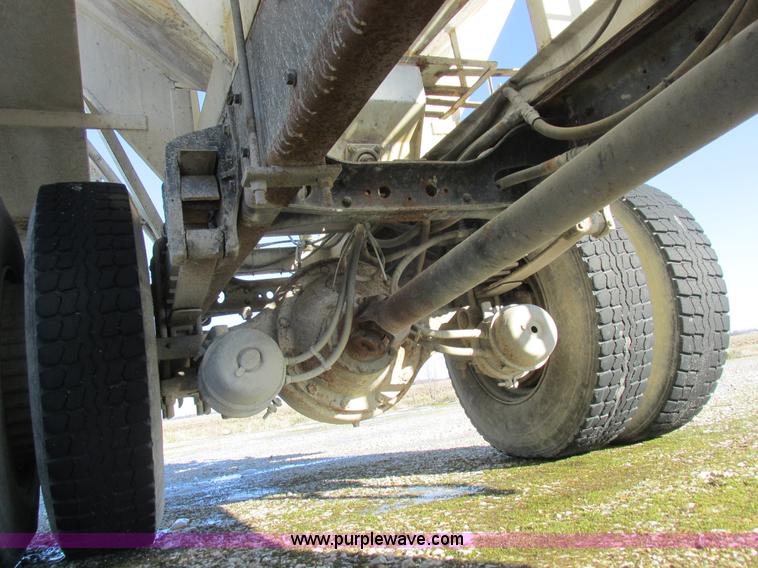 image for item L7008 1989 International 1955 fertilizer tender truck