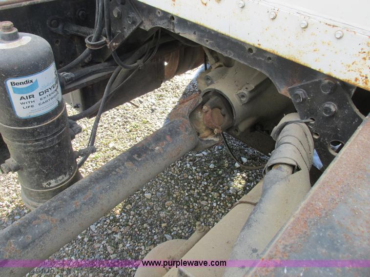 image for item L7008 1989 International 1955 fertilizer tender truck