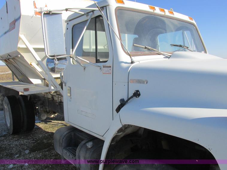 image for item L7008 1989 International 1955 fertilizer tender truck