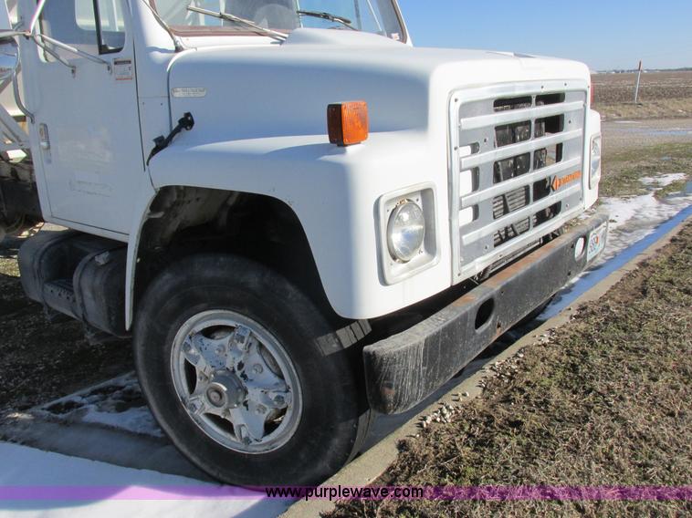 image for item L7008 1989 International 1955 fertilizer tender truck