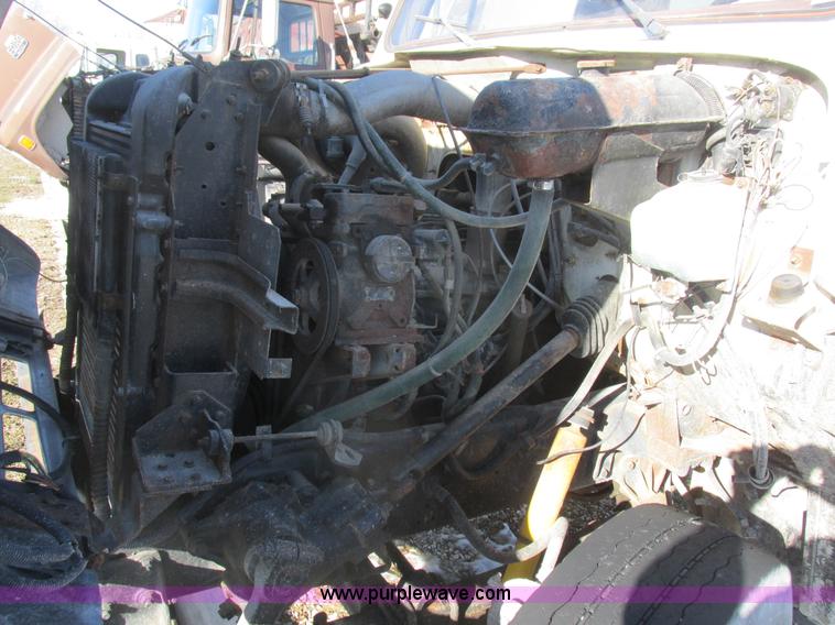 image for item L7008 1989 International 1955 fertilizer tender truck