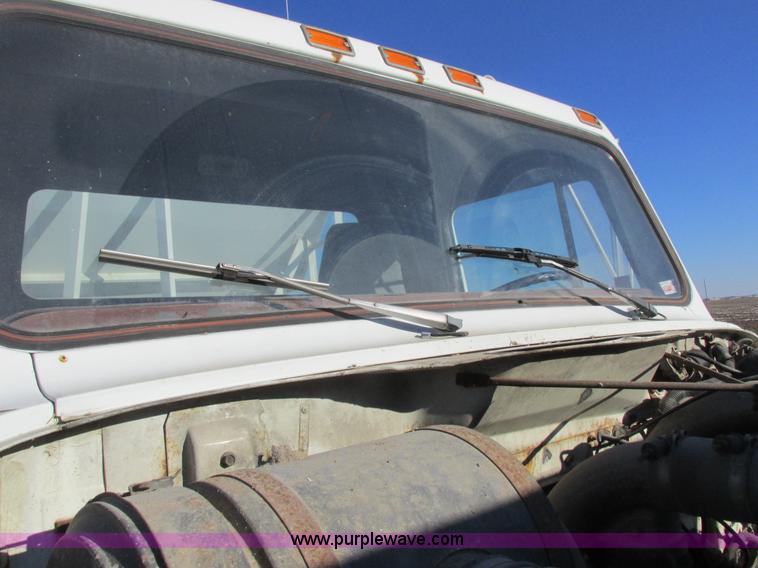 image for item L7008 1989 International 1955 fertilizer tender truck