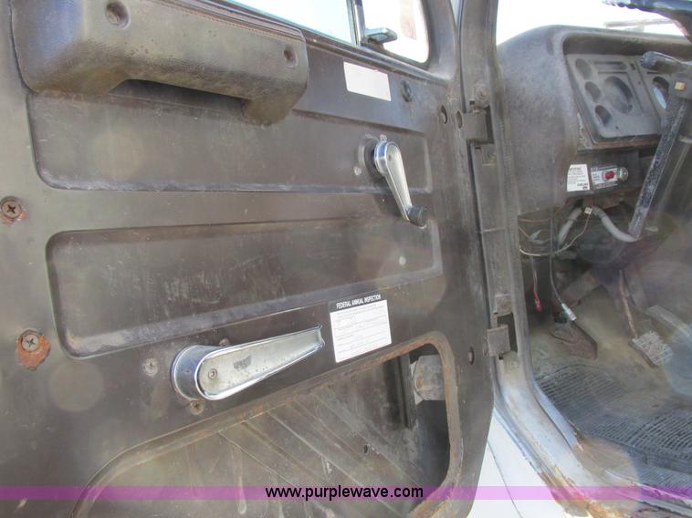 image for item L7008 1989 International 1955 fertilizer tender truck