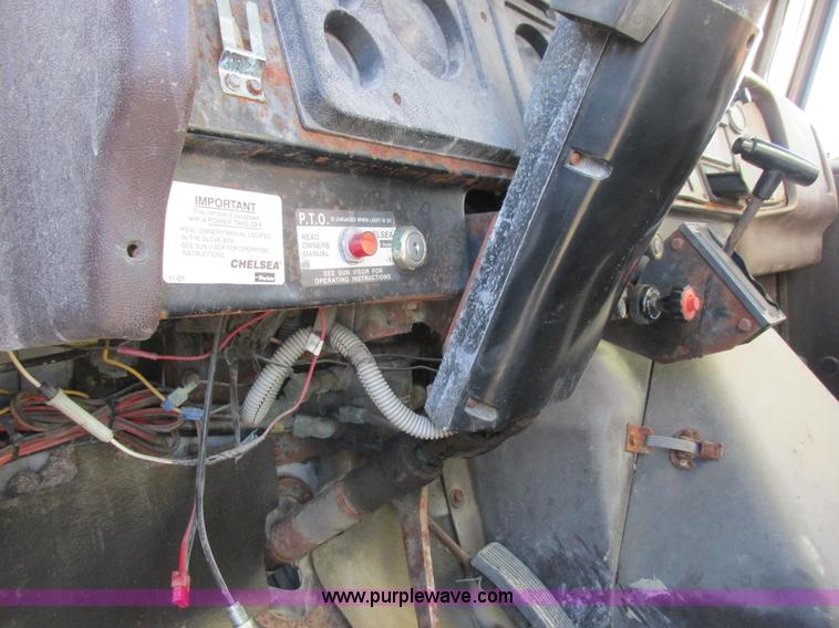 image for item L7008 1989 International 1955 fertilizer tender truck