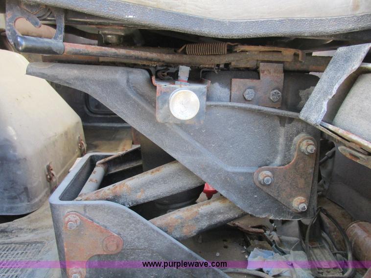 image for item L7008 1989 International 1955 fertilizer tender truck