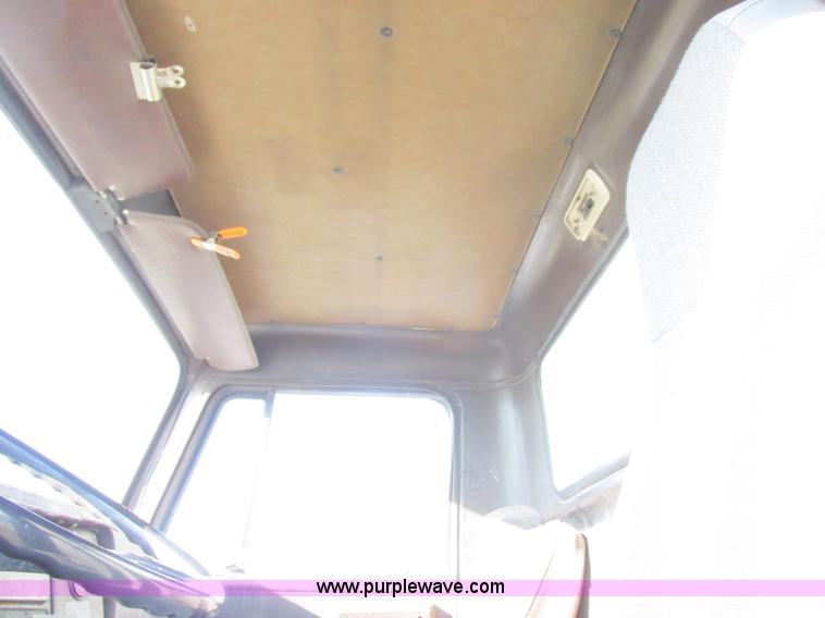 image for item L7008 1989 International 1955 fertilizer tender truck