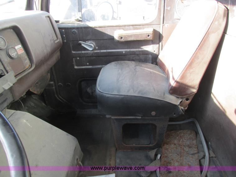 image for item L7008 1989 International 1955 fertilizer tender truck