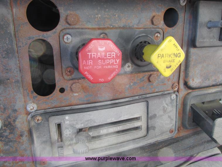 image for item L7008 1989 International 1955 fertilizer tender truck