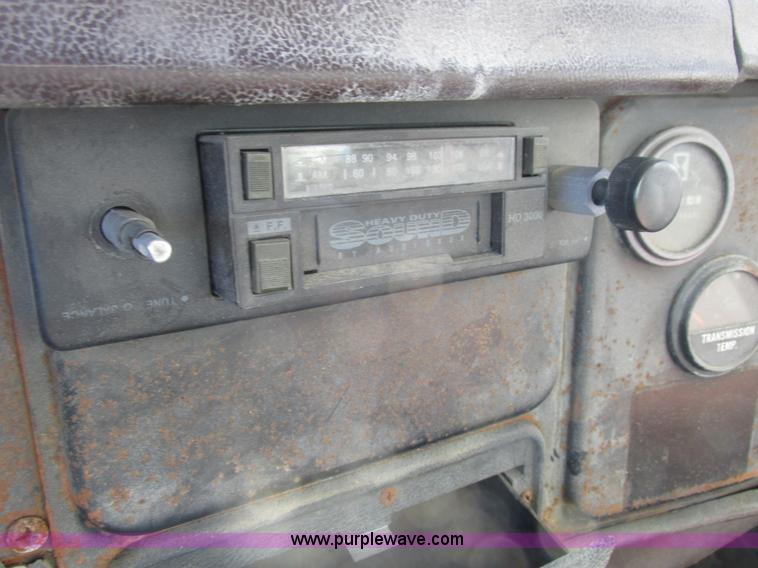 image for item L7008 1989 International 1955 fertilizer tender truck