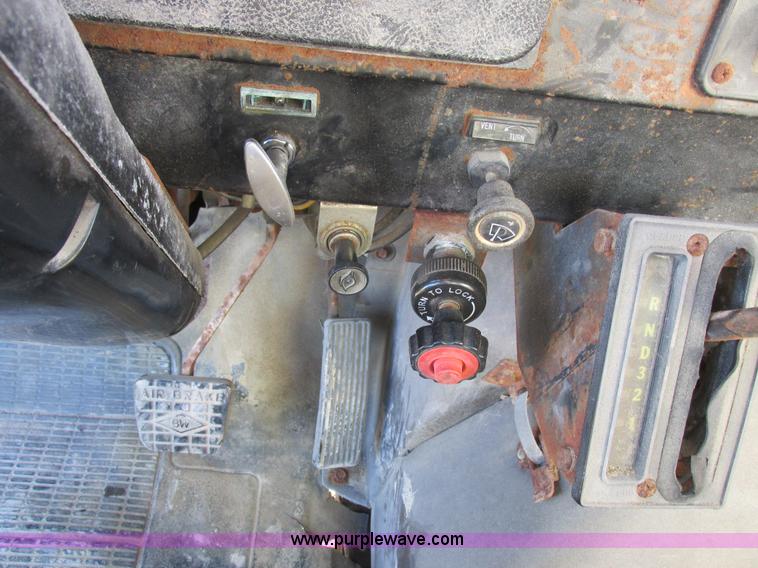 image for item L7008 1989 International 1955 fertilizer tender truck