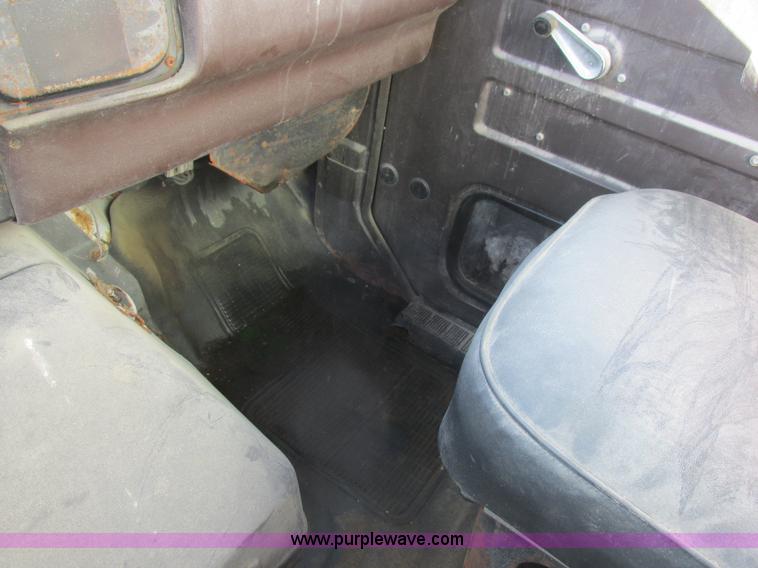 image for item L7008 1989 International 1955 fertilizer tender truck