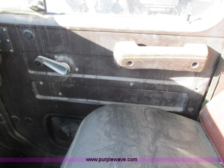 image for item L7008 1989 International 1955 fertilizer tender truck