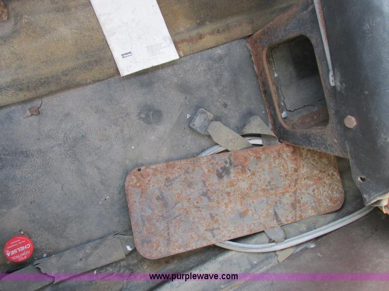 image for item L7008 1989 International 1955 fertilizer tender truck