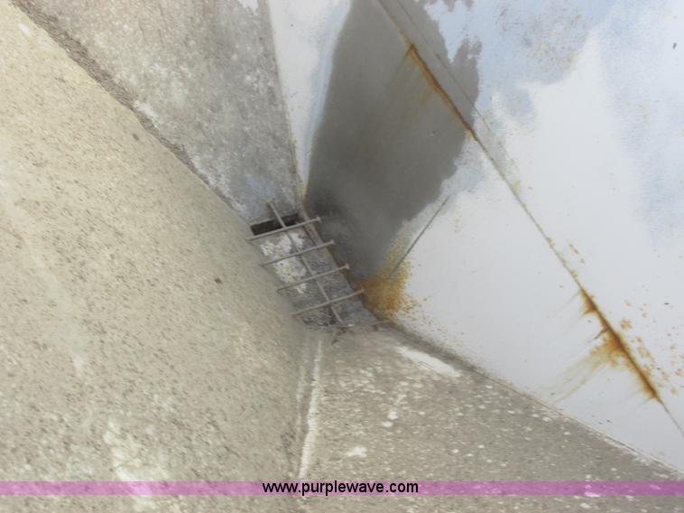 image for item L7008 1989 International 1955 fertilizer tender truck