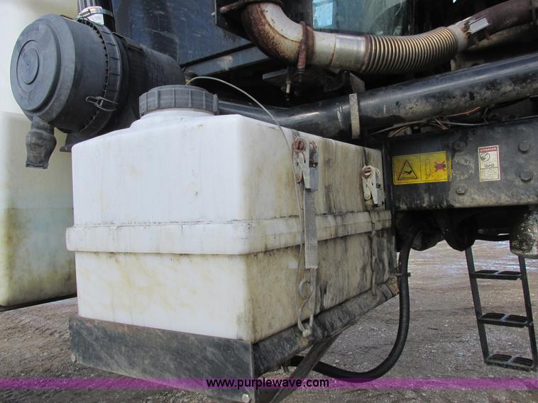 image for item L7043 2005 SpraCoupe 7650 self-propelled sprayer