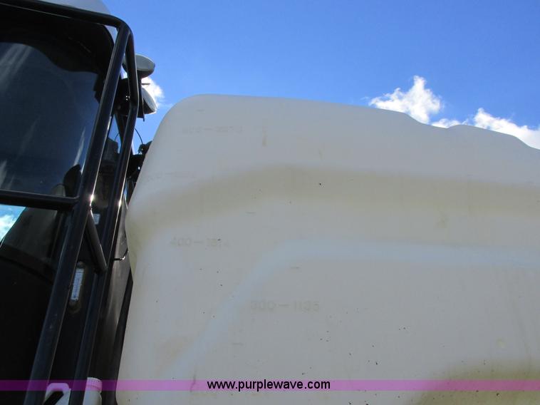 image for item L7043 2005 SpraCoupe 7650 self-propelled sprayer