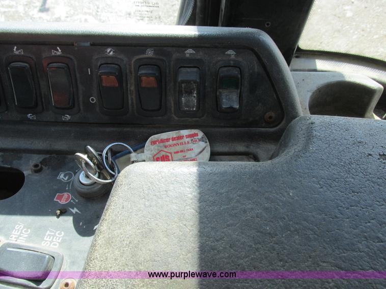 image for item L7043 2005 SpraCoupe 7650 self-propelled sprayer