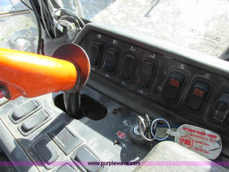 image for item L7043 2005 SpraCoupe 7650 self-propelled sprayer