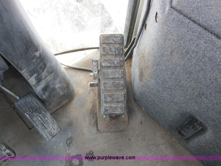 image for item L7043 2005 SpraCoupe 7650 self-propelled sprayer