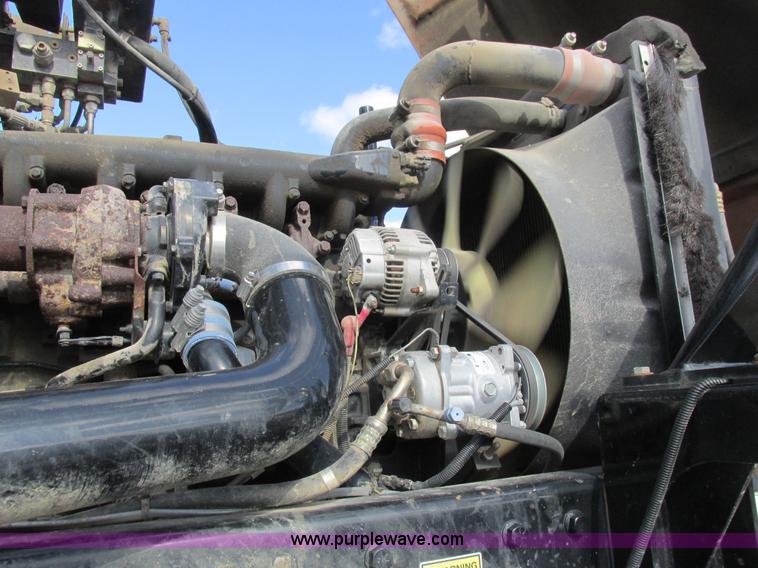 image for item L7043 2005 SpraCoupe 7650 self-propelled sprayer