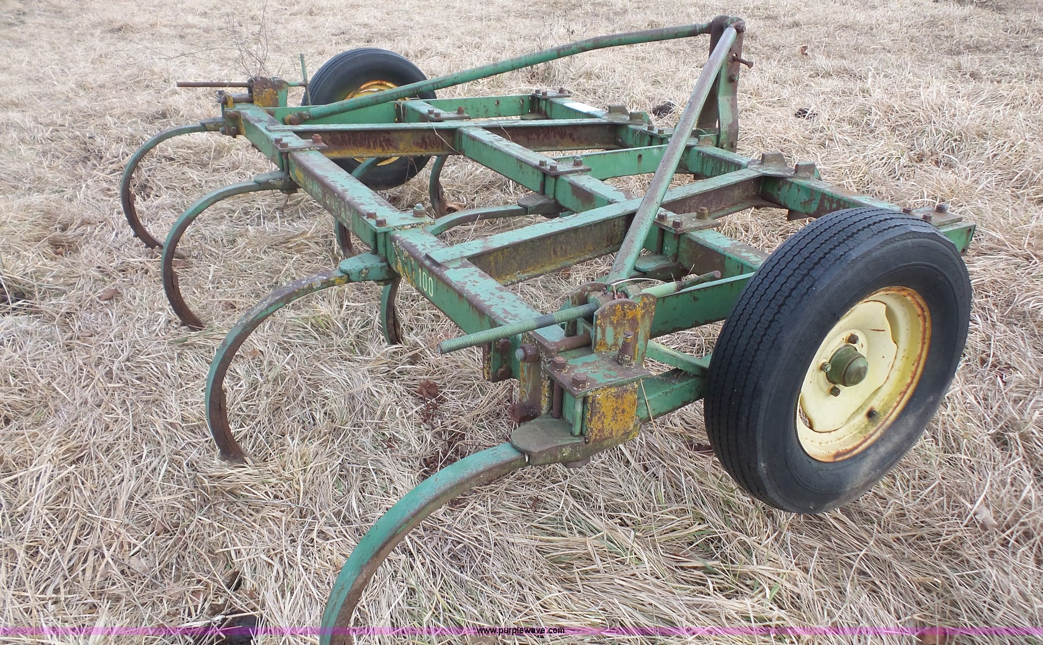 John Deere 100 chisel in Leavenworth, KS Item J4669 sold Purple Wave