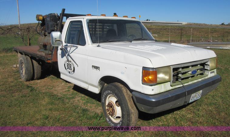 image for item BB9140 1989 Ford F350 flatbed pickup truck