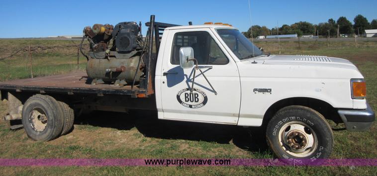 image for item BB9140 1989 Ford F350 flatbed pickup truck