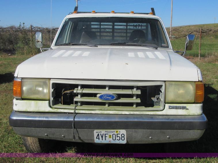 image for item BB9140 1989 Ford F350 flatbed pickup truck