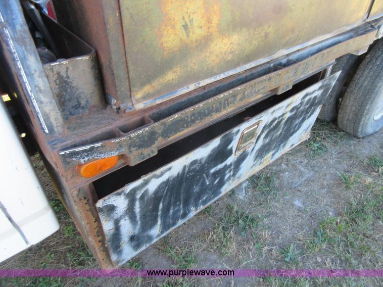 image for item BB9140 1989 Ford F350 flatbed pickup truck