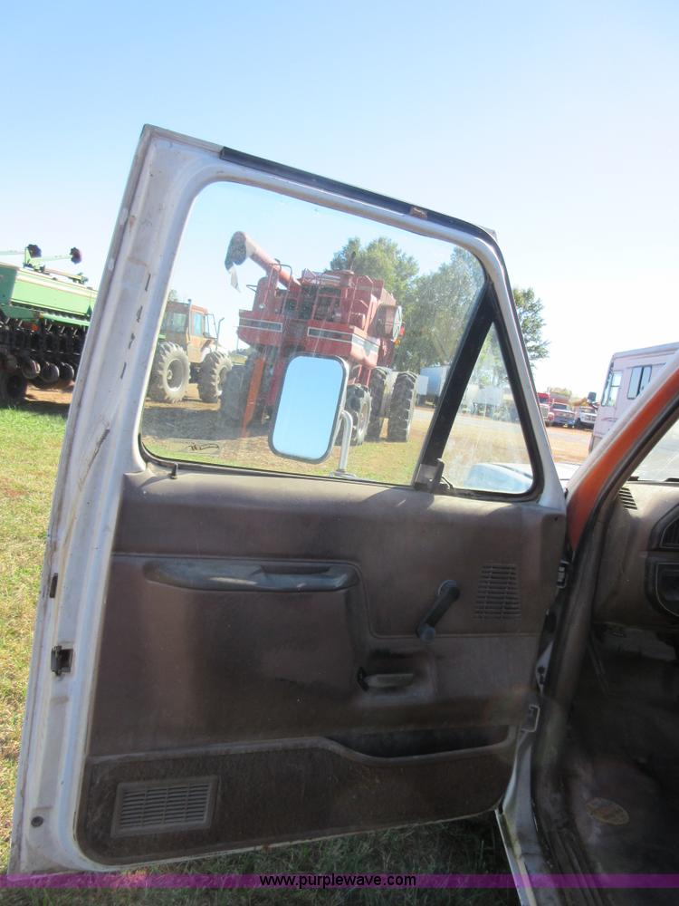 image for item BB9140 1989 Ford F350 flatbed pickup truck