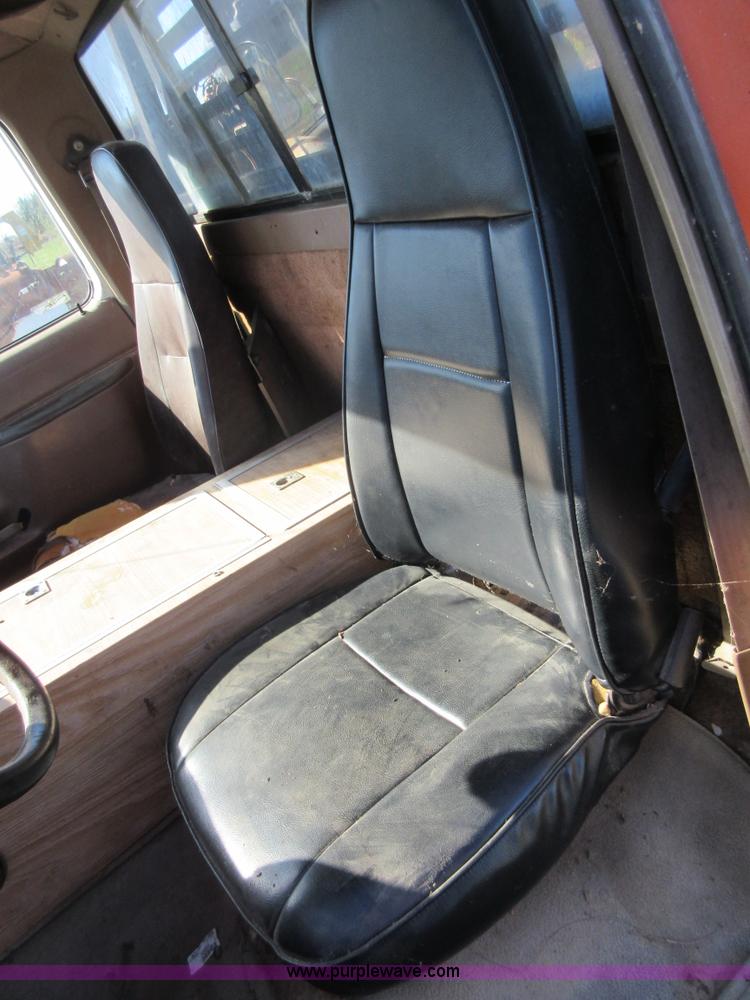 image for item BB9140 1989 Ford F350 flatbed pickup truck